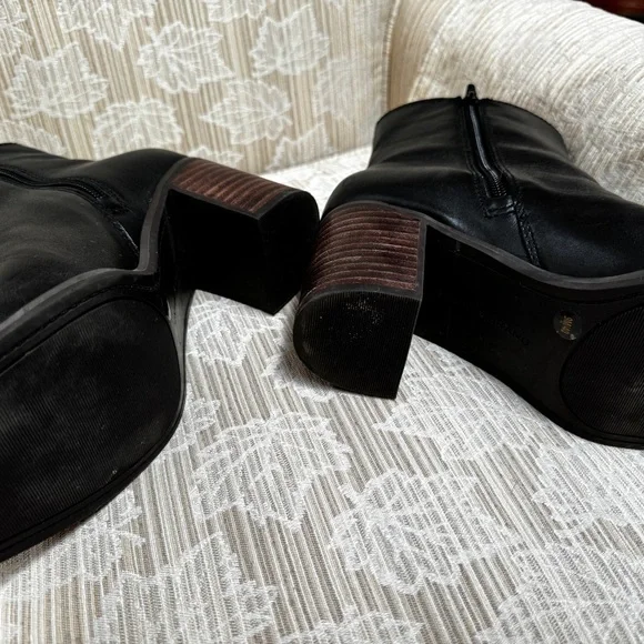 LUCKY BRAND Sz 9 LOW BOOTS zip side EXC like new cond. worn once ! Make … - Picture 4 of 8